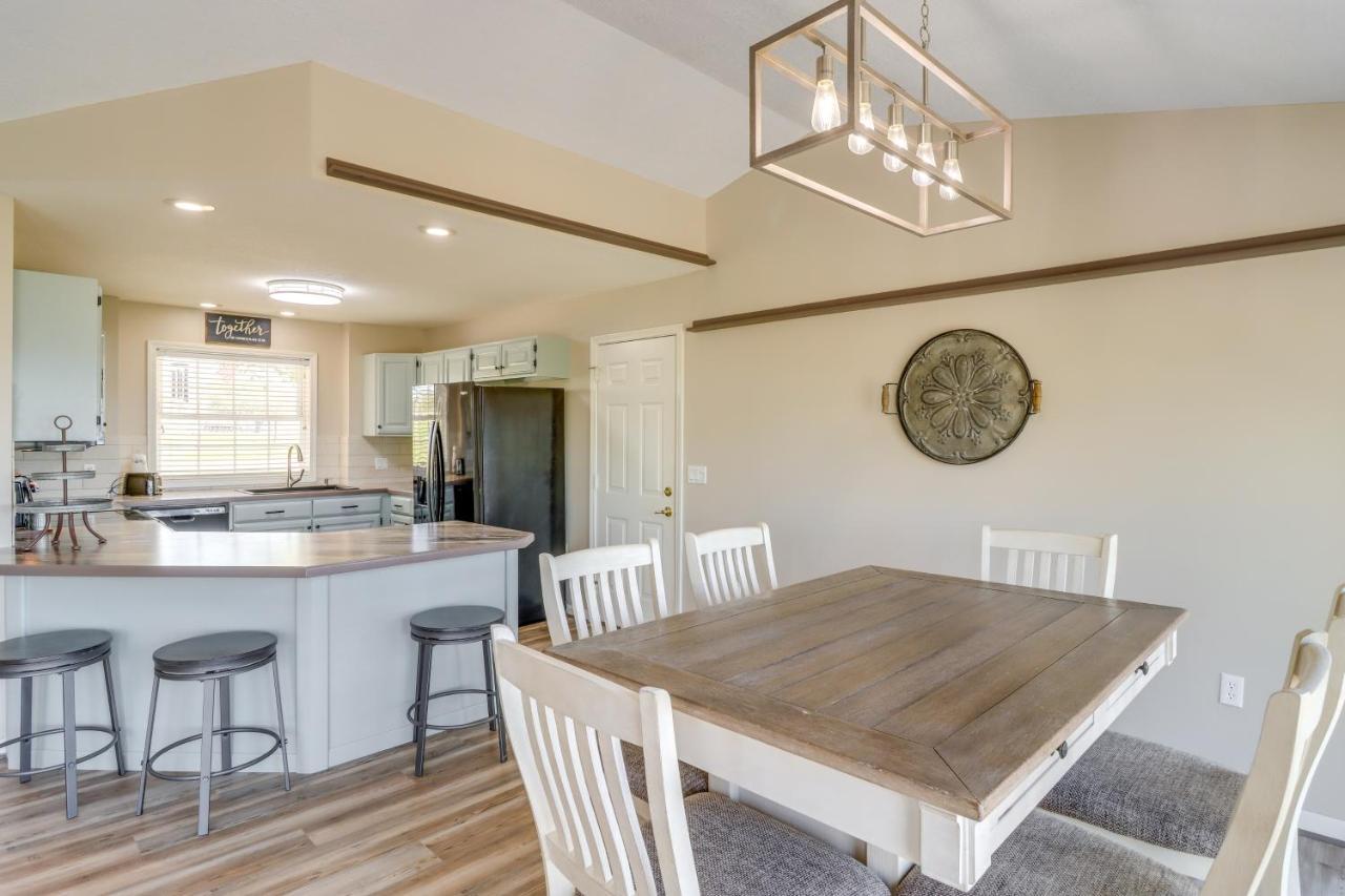 Charming Edgemont Home With Deck And Lake Views! Fairfield Bay Bagian luar foto