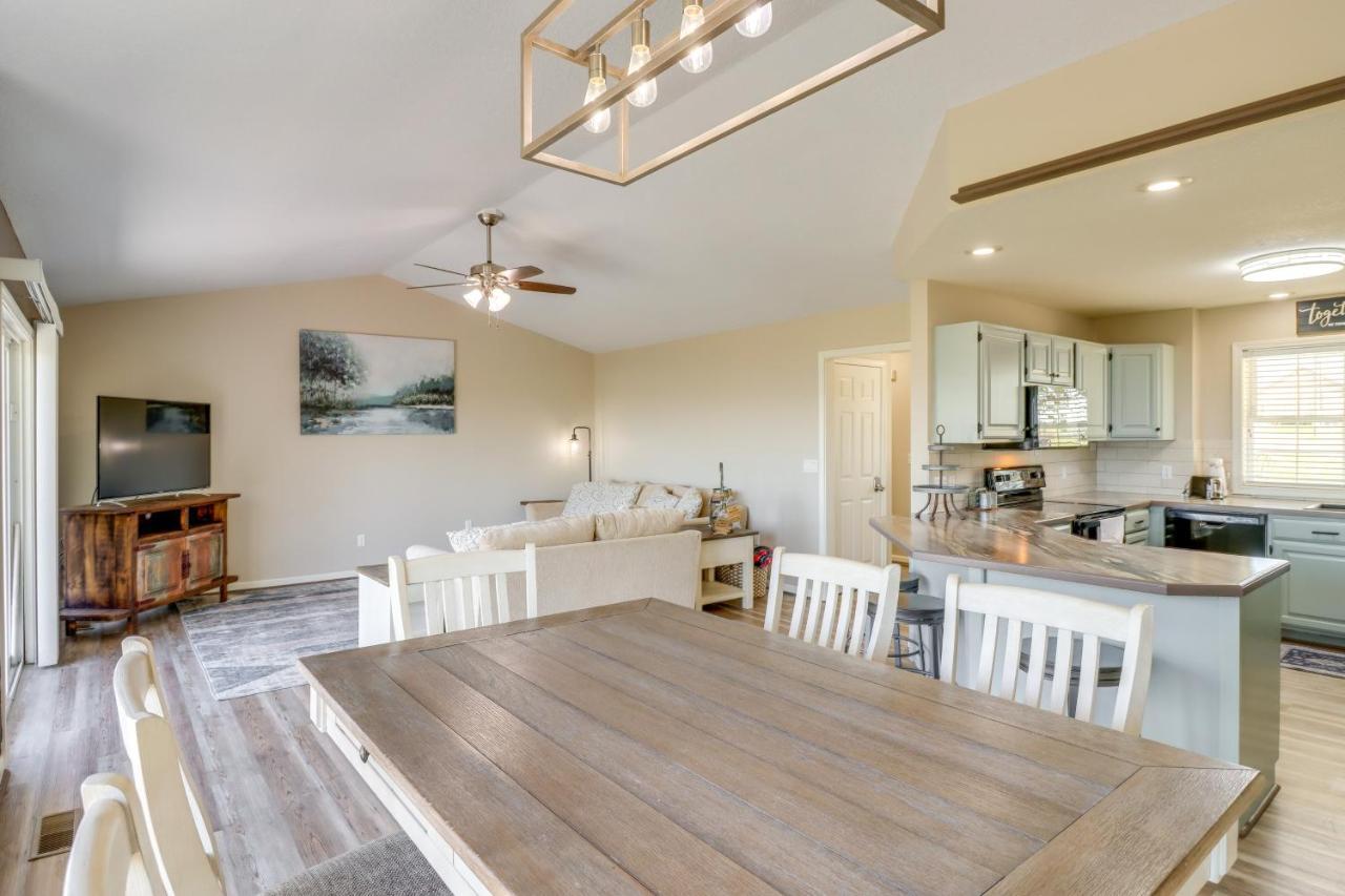 Charming Edgemont Home With Deck And Lake Views! Fairfield Bay Bagian luar foto