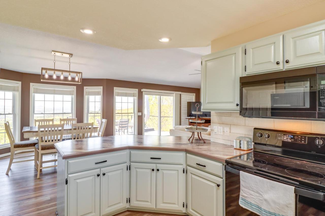 Charming Edgemont Home With Deck And Lake Views! Fairfield Bay Bagian luar foto