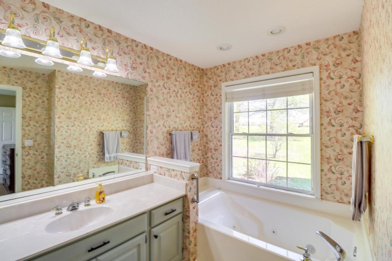 Charming Edgemont Home With Deck And Lake Views! Fairfield Bay Bagian luar foto